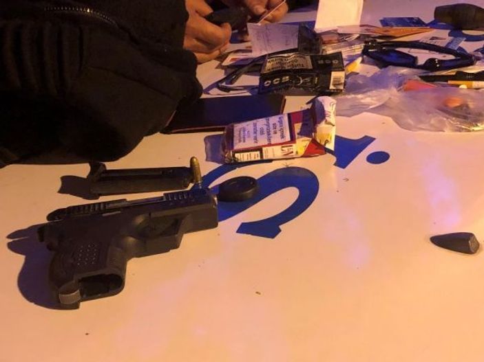 Silahlı saldırgan, tornavidayla polislere saldırdı