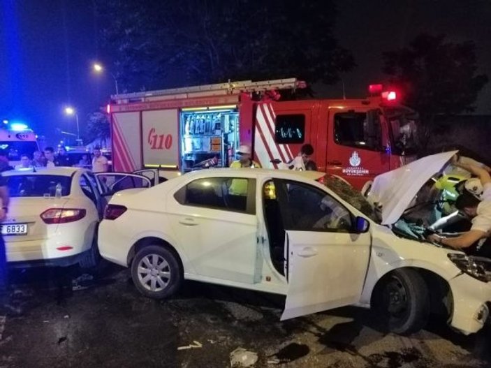 İki otomobil kafa kafaya çarpıştı: 8 yaralı