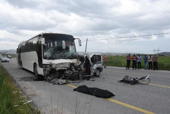 Hafif ticari araç, işçi otobüsüne çarptı: 1 ölü, 2 yaralı