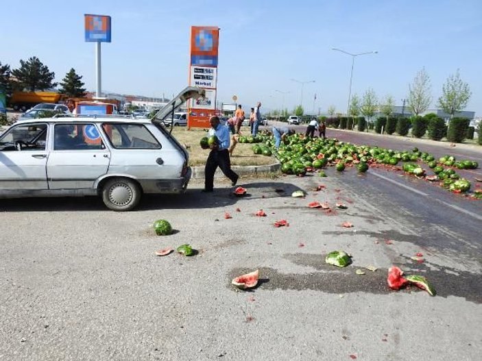 Çorum'da tır devrildi, yol karpuz tarlasına döndü