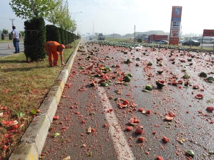 Çorum'da tır devrildi, yol karpuz tarlasına döndü