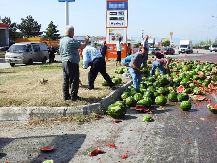 Çorum'da tır devrildi, yol karpuz tarlasına döndü