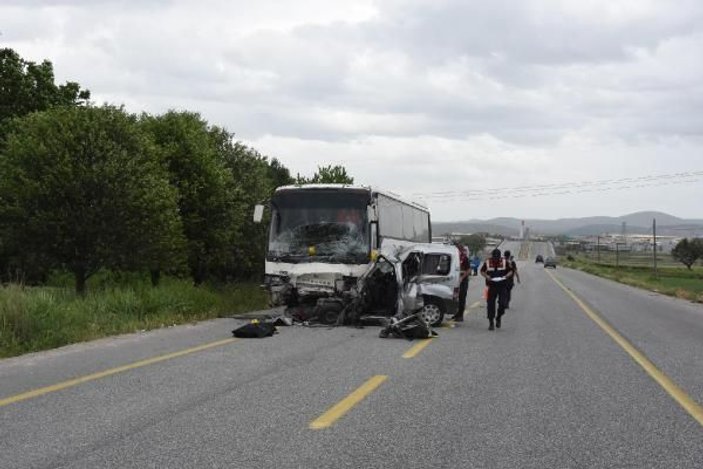 Hafif ticari araç, işçi otobüsüne çarptı: 1 ölü, 2 yaralı