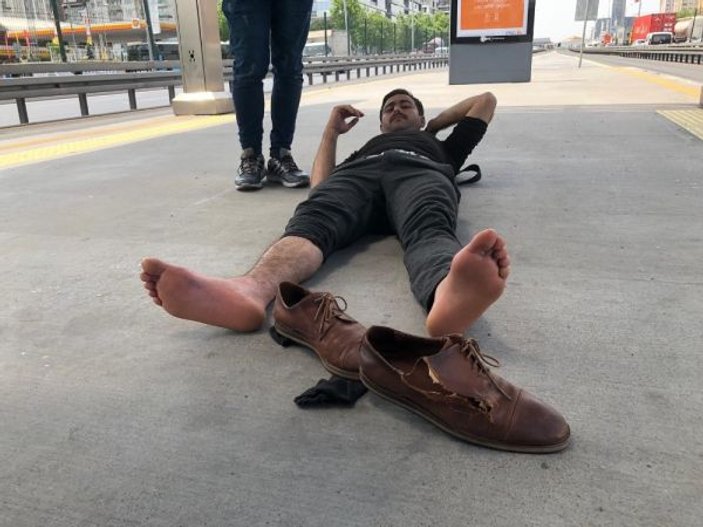 Şaka yaptığı arkadaşının ayağını metrobüs ezdi