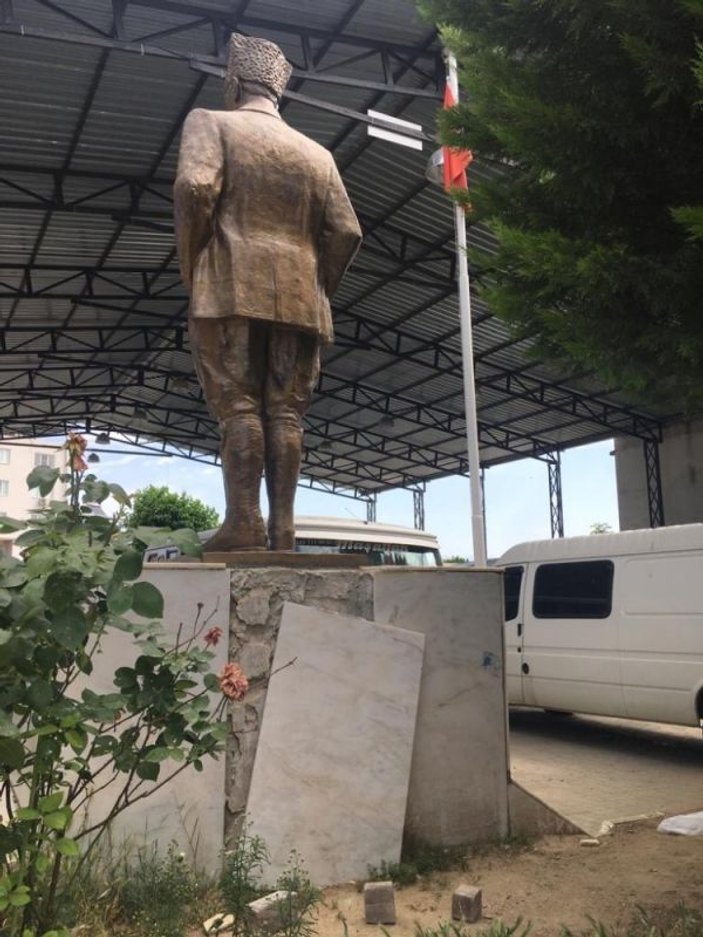 Atatürk heykelinin bakımsız hali tepki topladı