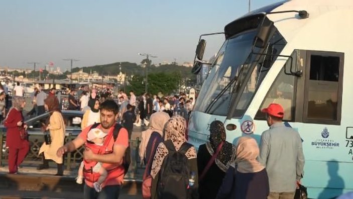 Tramvay yolunu yaya geçidi yapan İstanbullular