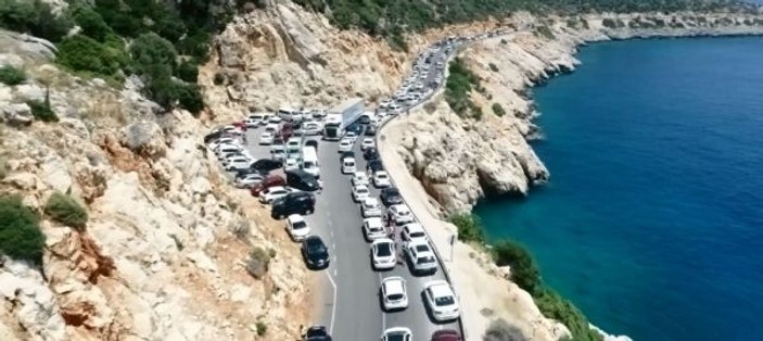 Kaputaş plajına akın edenler 3 km'lik trafik oluşturdu