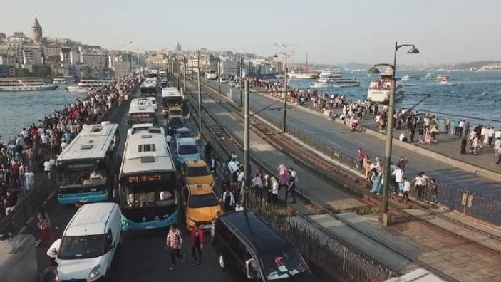 Tramvay yolunu yaya geçidi yapan İstanbullular