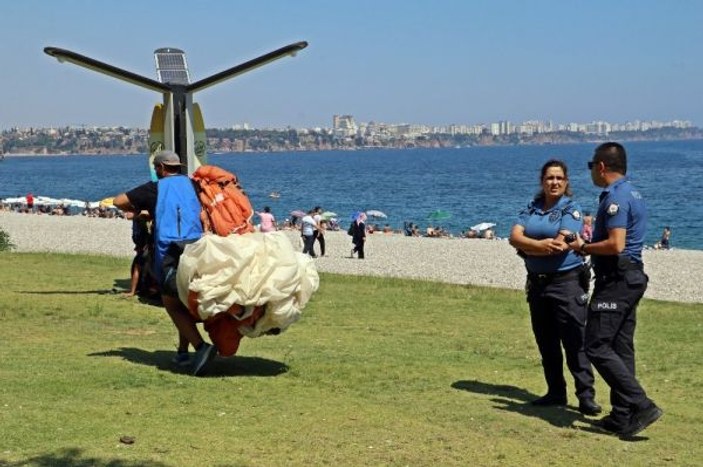 Antalya'da paraşütlü gence polis müdahalesi
