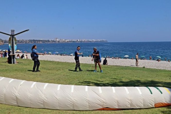 Antalya'da paraşütlü gence polis müdahalesi