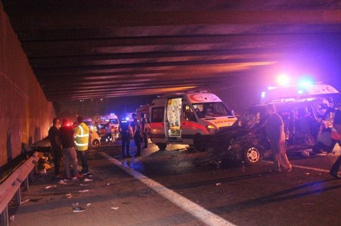 Makas atan sürücü kazaya neden oldu: 2 ölü 8 yaralı