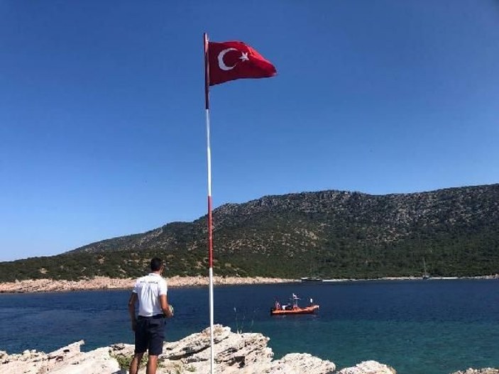 Yassıkaya Adası'ndaki Türk bayrağı yenilendi