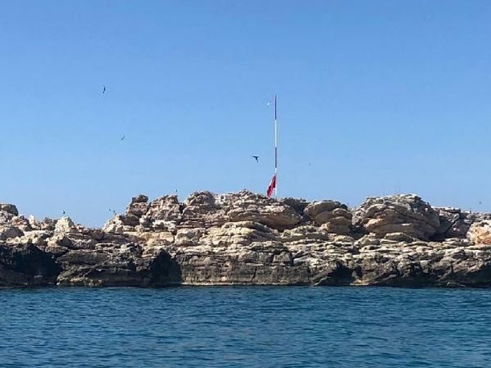 Yassıkaya Adası'ndaki Türk bayrağı yenilendi