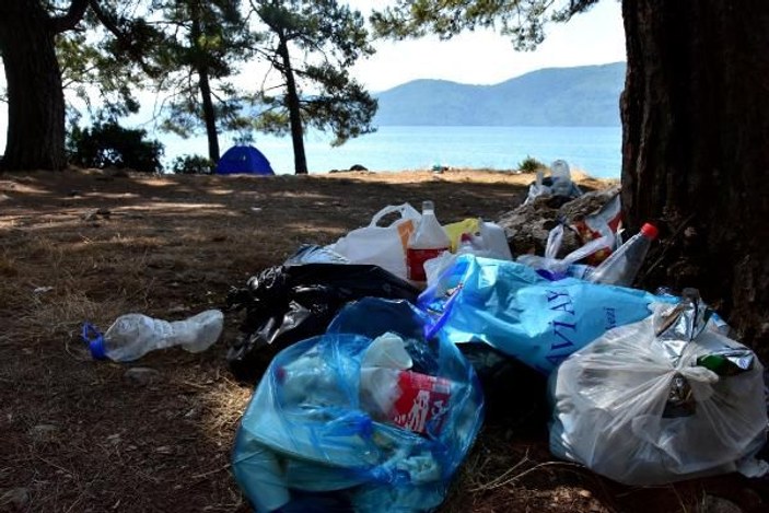Muğla'da tatilciler çöpleri etrafa bıraktı