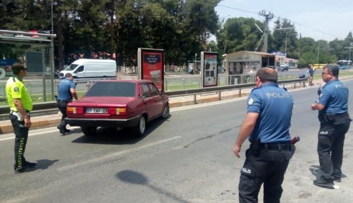 Antalya'da ehliyetsiz sürücü polis aracına çarptı