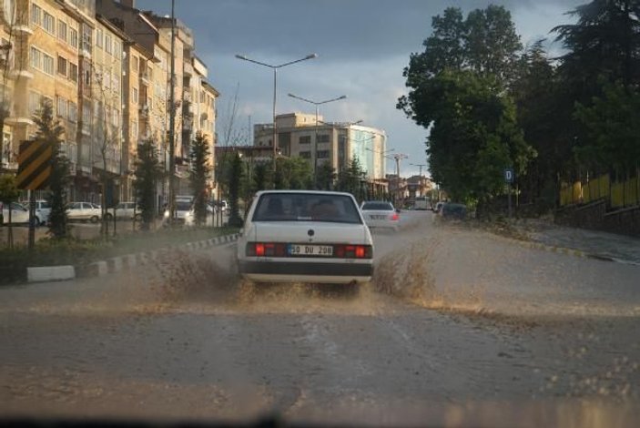 Nevşehir’de dolu ve yağmur su baskınlarına neden oldu