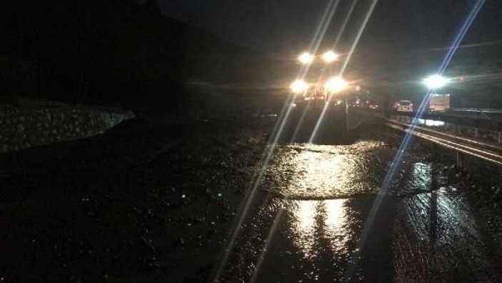 Manisa - İzmir yolu heyelan nedeniyle trafiğe kapandı