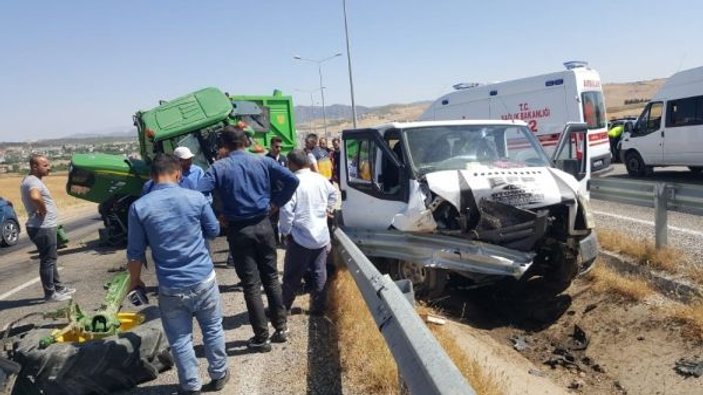 Siirt’te traktör ile minibüs çarpıştı: 6 yaralı