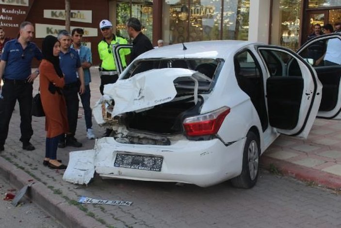 Sivas'ta zincirleme kazada yayalar zor kurtuldu