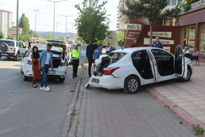 Sivas'ta zincirleme kazada yayalar zor kurtuldu