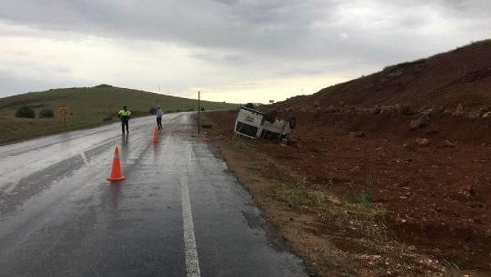 Sivas'ta minibüs devrildi: 10 yaralı