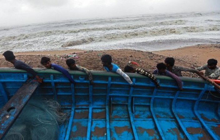 Hindistan'a yaklaşan kasırga sebebiyle 300 bin kişiye tahliye