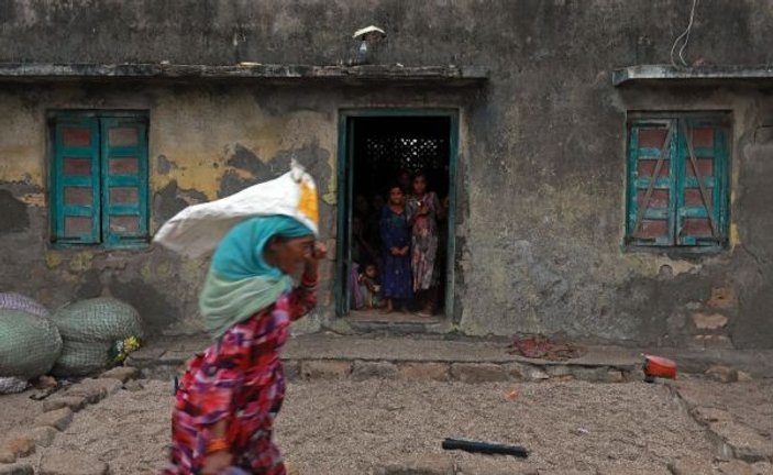 Hindistan'a yaklaşan kasırga sebebiyle 300 bin kişiye tahliye