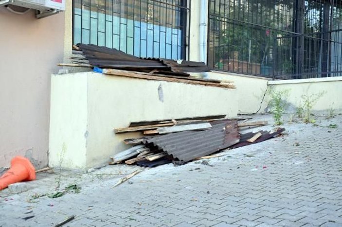 Ankara'da şiddetli rüzgar, bir apartmanın çatısını uçurdu