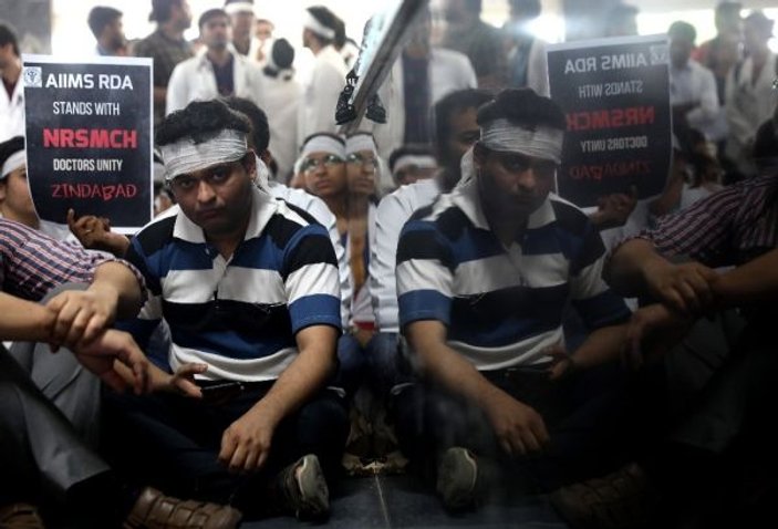 Hindistan'da doktorlardan hasta yakını şiddetine tepki
