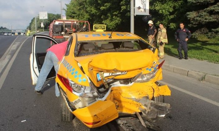 Edirnekapı E-5’te taksi ile minibüs çarpıştı: 1 yaralı