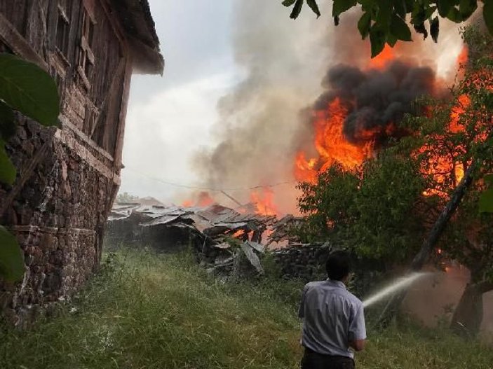 Bolu'da yıldırım isabet eden 2 ev yandı