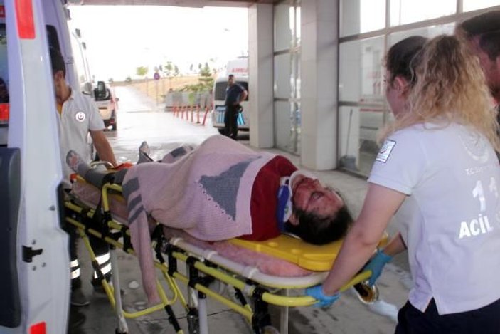 Karaman'da hamile eşini hastaneye götürürken kaza yaptı