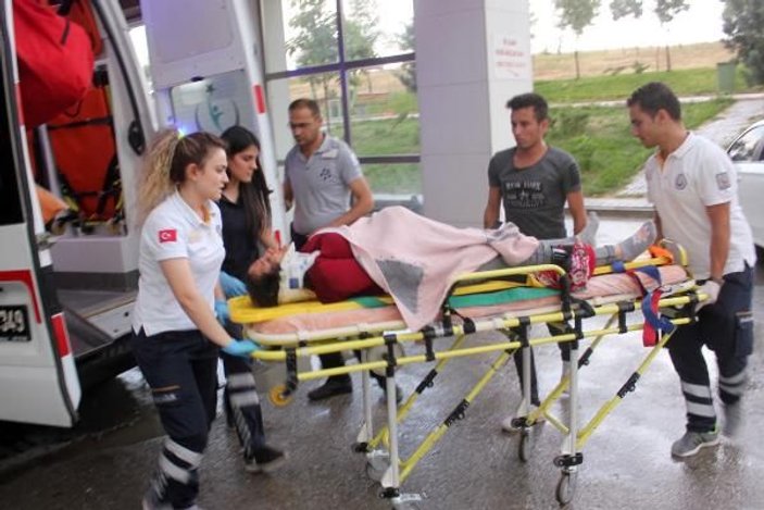 Karaman'da hamile eşini hastaneye götürürken kaza yaptı