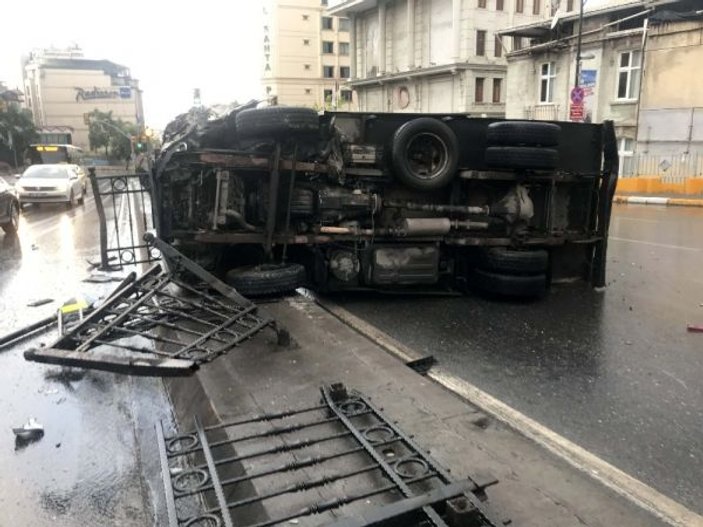 Beyoğlu’nda kamyonet 20 metre sürüklendi: 1 yaralı