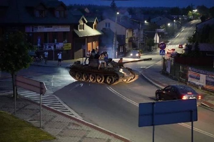 Polonya'da alkollü şahıs T-55 modeli tankla gezdi
