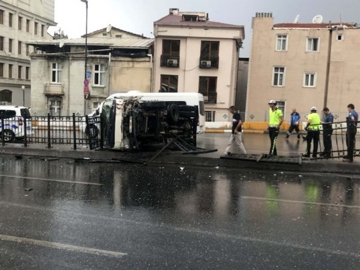 Beyoğlu’nda kamyonet 20 metre sürüklendi: 1 yaralı