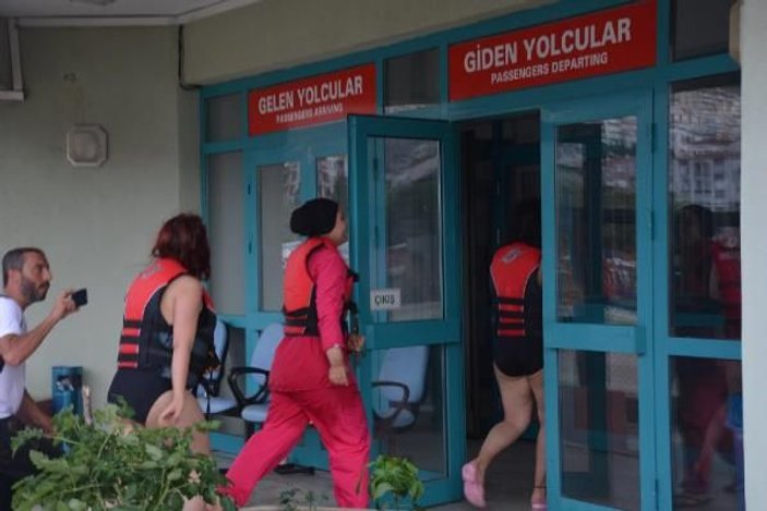 Sinop'ta denizde sürüklenen 4 kız kurtarıldı