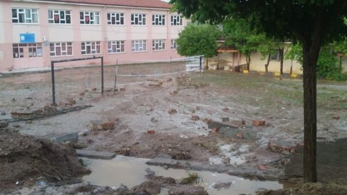Kırıkkale'de sel okulun duvarını yıktı