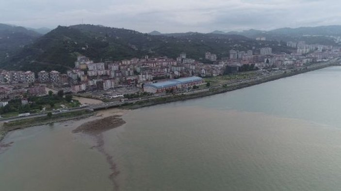 Trabzon’da deniz ağaç parçalarıyla doldu