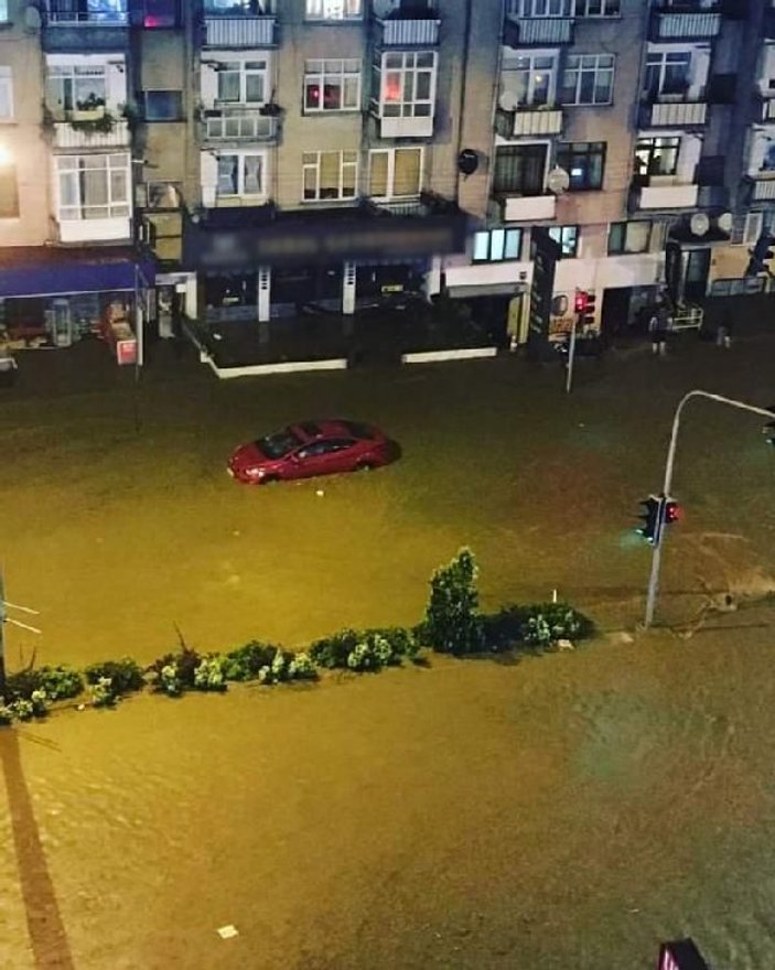 Trabzon'da sağanak etkili oldu, yollar göle döndü