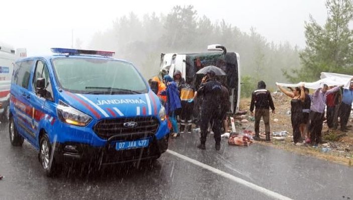 Kazada yaralananları brandayla yağmurdan korudular