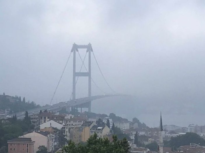 Sis İstanbul'u görünmez yaptı