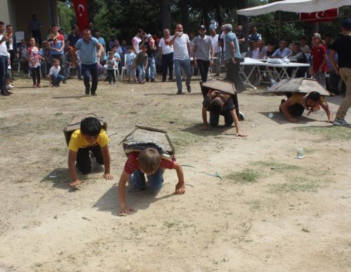 Bursa'da dedeler torunlarıyla çuval yarışı oynadı