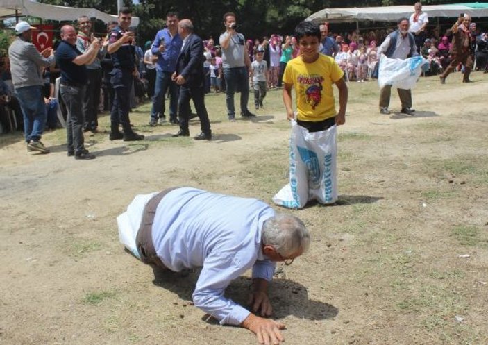 Bursa'da dedeler torunlarıyla çuval yarışı oynadı