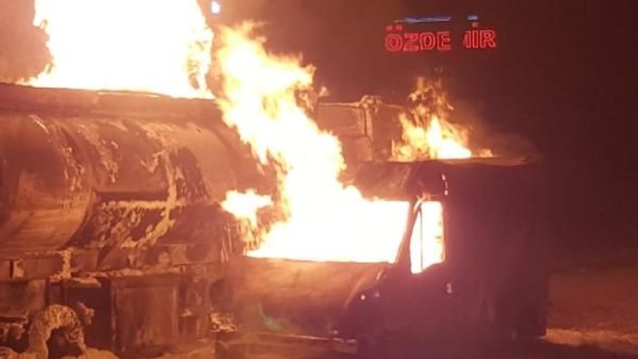 Pamukova'da park halindeki tanker ve minibüs yandı