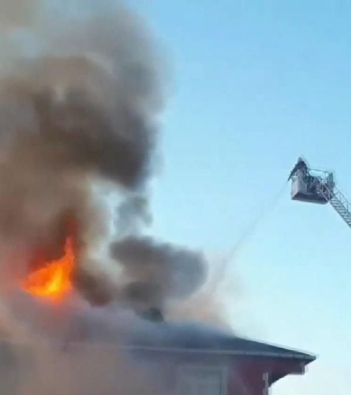 Sultanbeyli'de iki binanın çatısı alev alev yandı