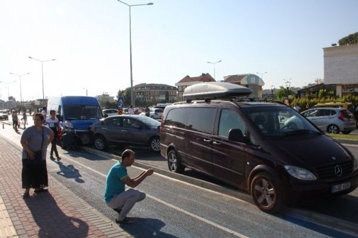 Antalya'da' U' dönüşü zincirleme kazaya neden oldu