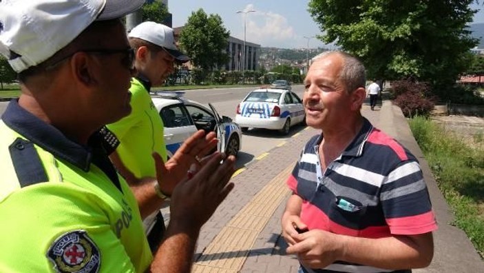 Karabük'te yayalarla polis arasında ilginç diyalog