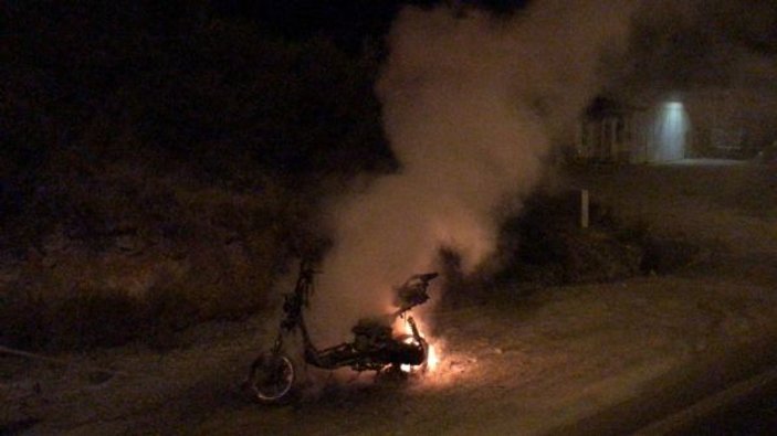 Motosikleti arıza yapınca sinirlenip ateşe verdi