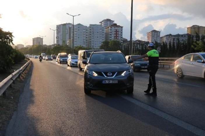 Emniyet şeridi ihlali yapan sürücülere denetim